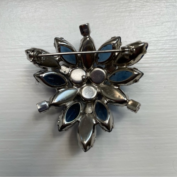 Vintage Blue and Amethyst Rhinestone 1950s Brooch - Picture 4 of 9